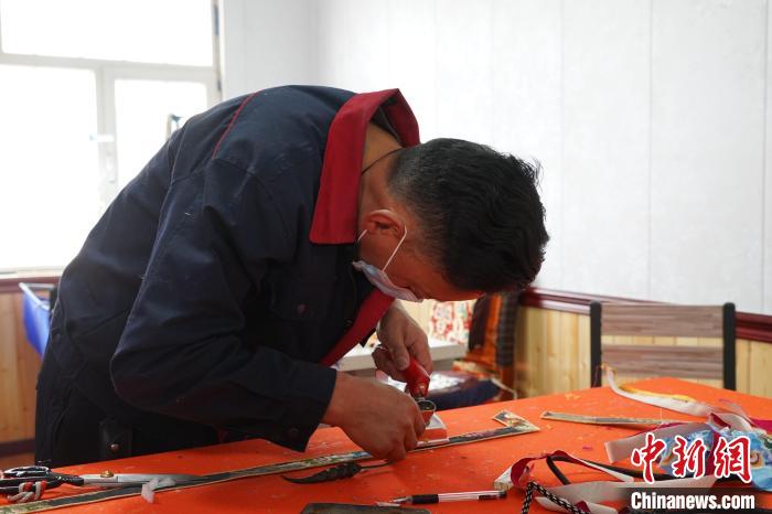“万里长江第一县”藏族牧民：“家门口”端稳“产业碗”