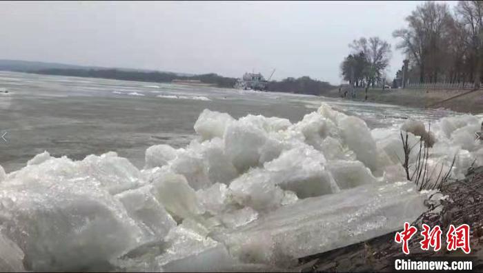 大块冰排都被冲到岸边。　郝东 　摄