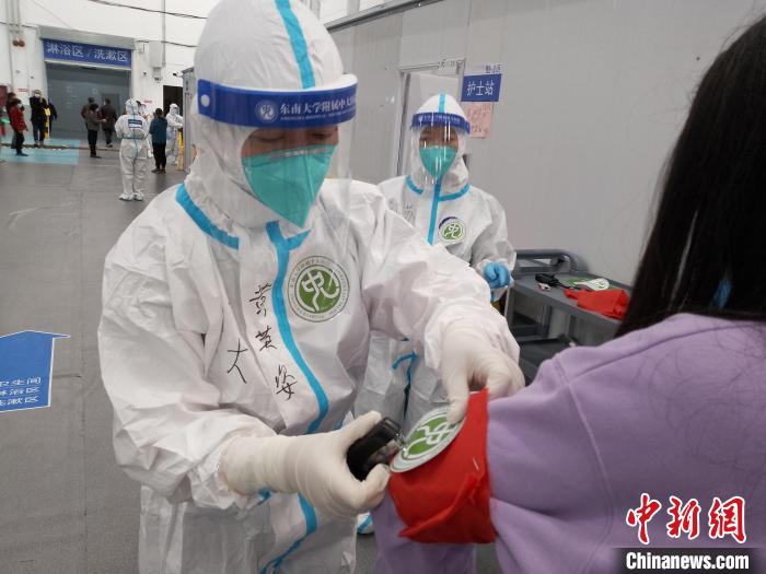 江苏援沪医疗队方舱队：探索“舱友”互助共管“区长制”