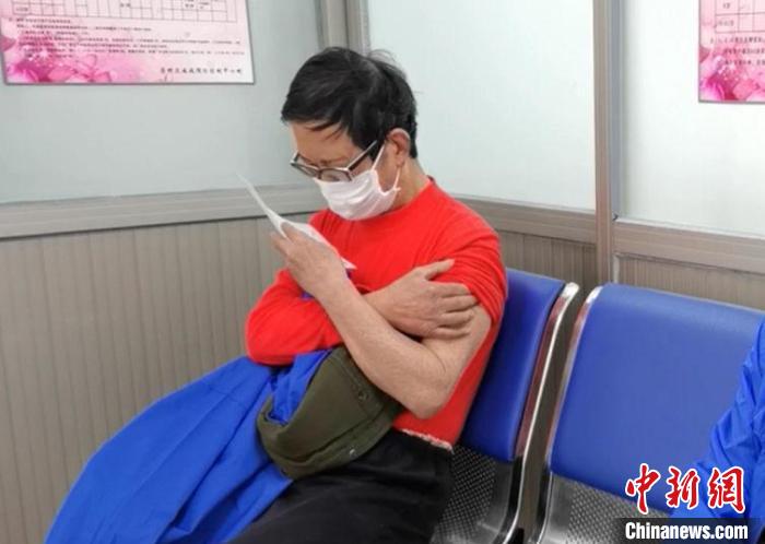 上海崇明有序恢复防范区60岁以上老年人新冠疫苗接种工作。　上海崇明融媒体中心 摄