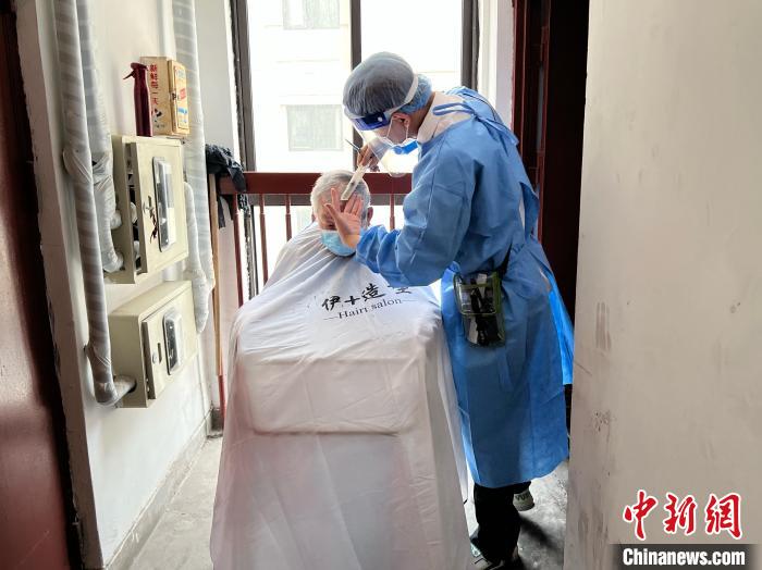 理发师和志愿者到高龄老人家中帮忙理发。　静安区新闻办供图