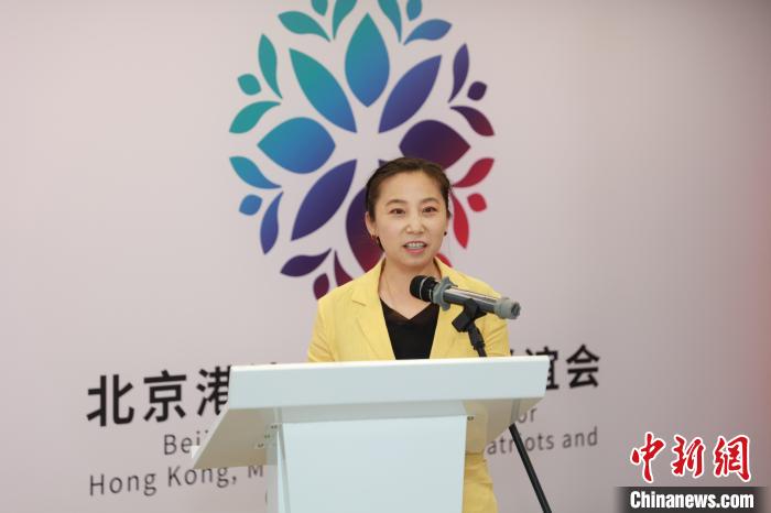 图为中国滑冰协会主席、中国轮滑协会副主席李琰在北京会场作主题发言。　北京港澳台侨妇女联谊会供图
