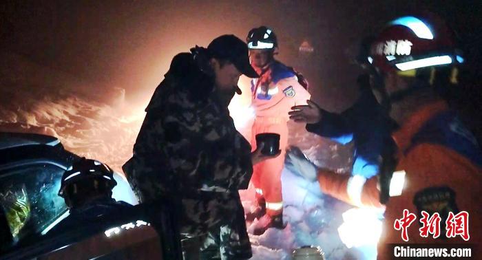 四川：海拔4800米巴朗山突降大雪消防紧急营救被困游客