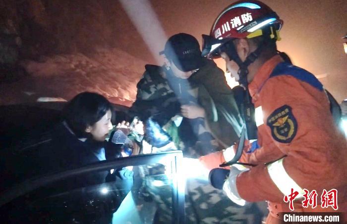 1名被困游客(左)因高原反应正在吸氧缓解。视频截图 阿坝消防提供