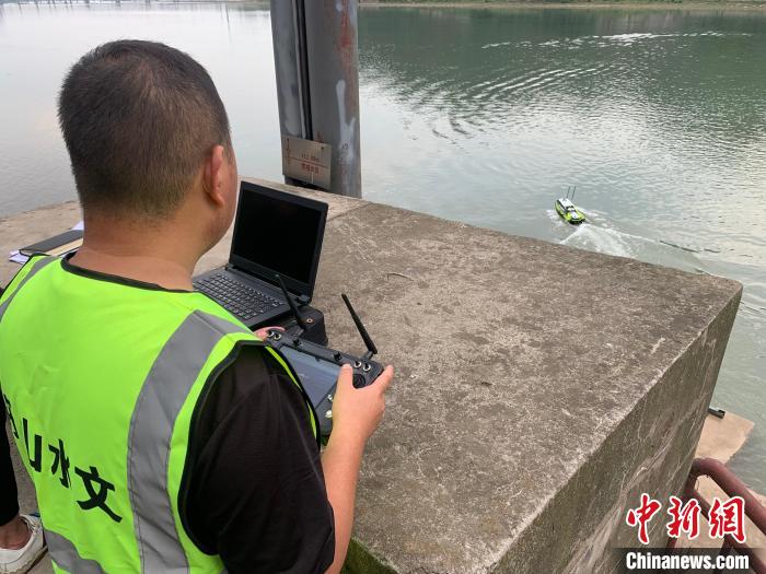 夹江水文中心工作人员正在使用设备测试水流流速。　何浠 摄