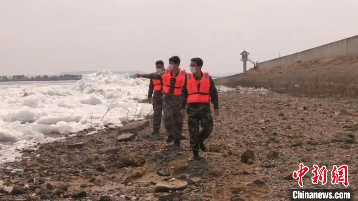 呼玛县组织人员对重点堤段24小时巡护。　王婷 摄