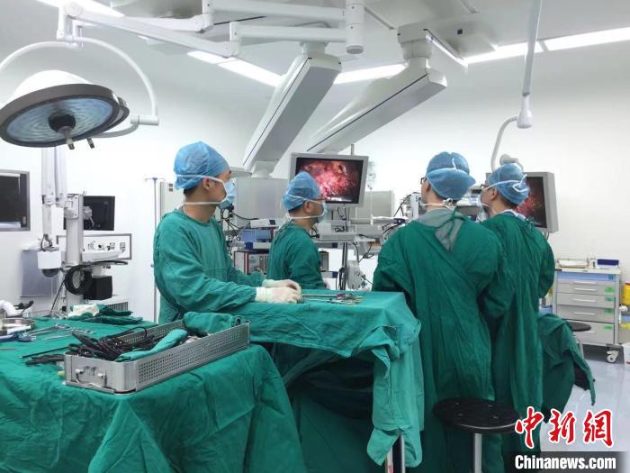冯志亮(左一)正在协助医生手术。　宁波市第九医院供图