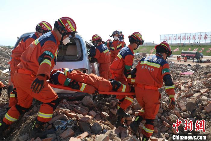 图为演习现场，消防救援人员正在转运“伤员”。　青海消防供图