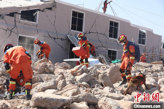 图为演习现场，消防救援人员正在进行破拆营救。　青海消防供图