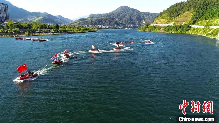 演练编队连续通过障碍物。 福建三明消防供图