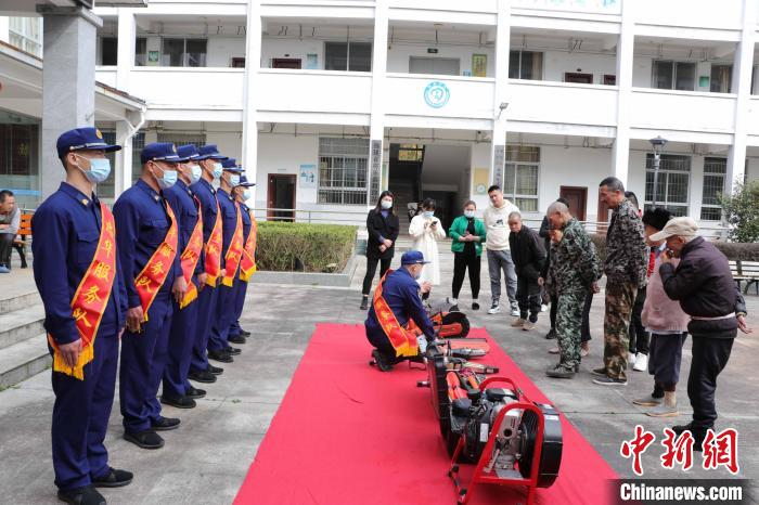 消防队员向民众介绍消防救援器材。 福建三明消防供图