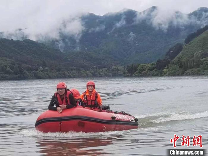 消防人员在三明各河流域开展抗洪抢险实战演练。　福建三明消防供图