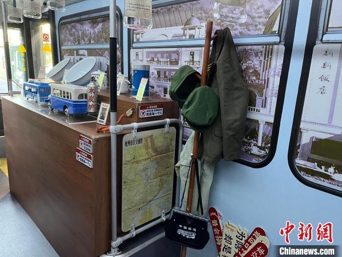 “时光巴士”内陈列着诸多老物件。　杭州公交集团 供图