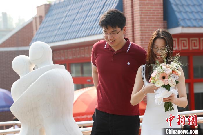 5月20日上午，北京市东城区民政局婚姻登记处的新人。　<a target='_blank' href='/'>中新社</a>记者 韩海丹 摄