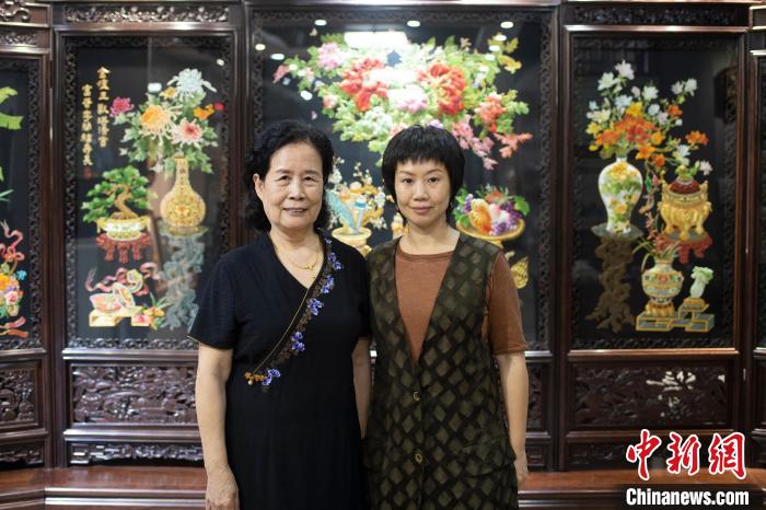 佘丹晖(右1)与母亲(左1)潮绣大师康慧芳。　陈楚红 摄