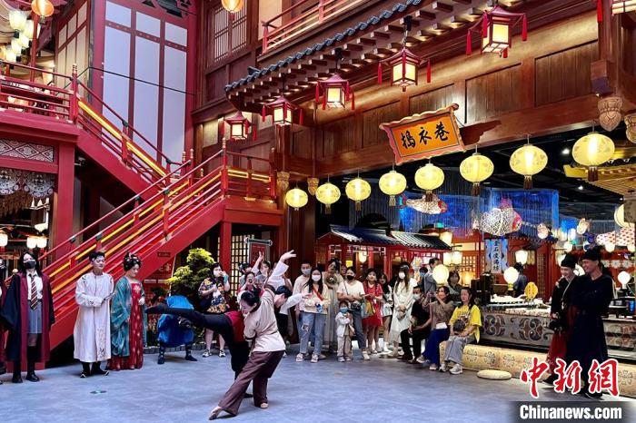 图为“长安十二时辰”街区工作人员正在演出。 石芙蓉 摄