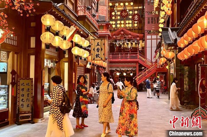 图为“长安十二时辰”街区。 石芙蓉 摄