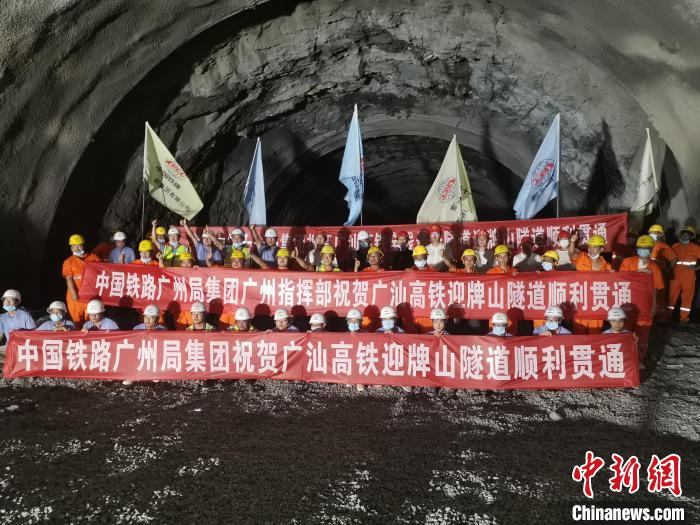 广汕高铁全线隧道全部贯通转入全面铺轨阶段