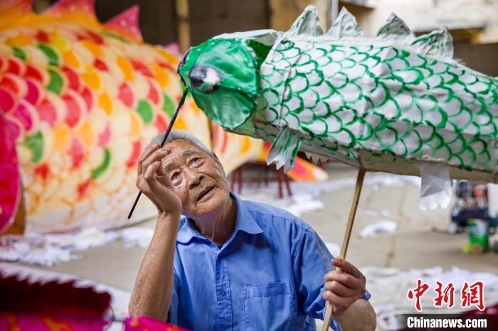 83岁的国家级非遗传承人曹武根正在制作“鱼灯”。　李晓红 摄