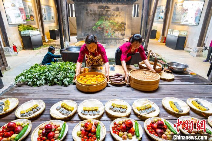 胡乐镇村民自发准备手工糍粑、绿豆糕、糯米、腊肉、蜜枣和粽叶等食材过端午节。　李晓红 摄