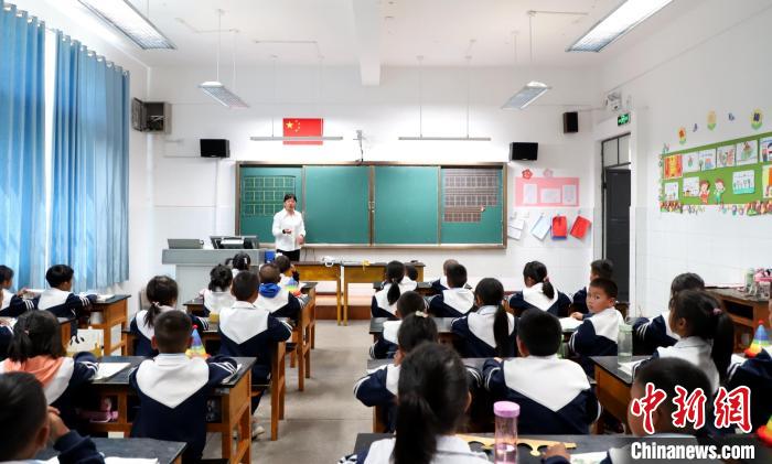 回龙山小学师生在照明改造后的教室里上课。