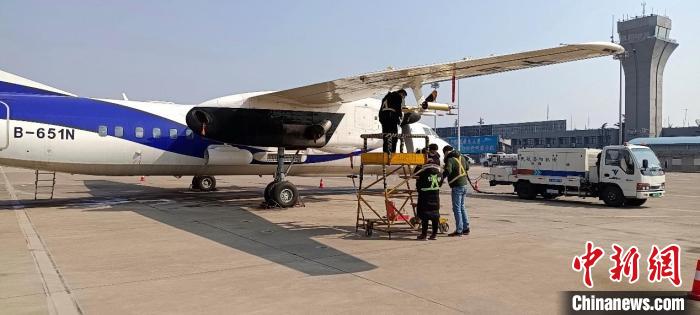 图为2月底，国家增雨飞机新舟60(B-651N)在洛阳机场开展机载设备维护及任务系统升级工作。　甘肃省气象局供图