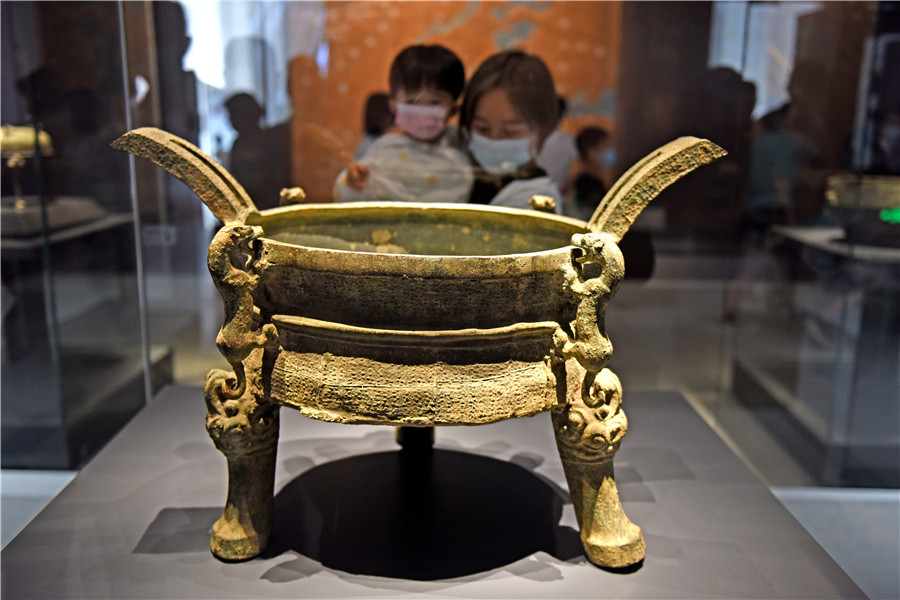淮南市民在寿县安徽楚文化博物馆内欣赏青铜器铸客升鼎。陈彬摄