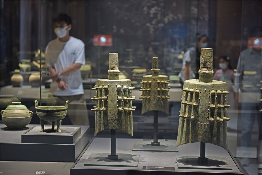 淮南市民在寿县安徽楚文化博物馆内欣赏国宝青铜器。陈彬摄