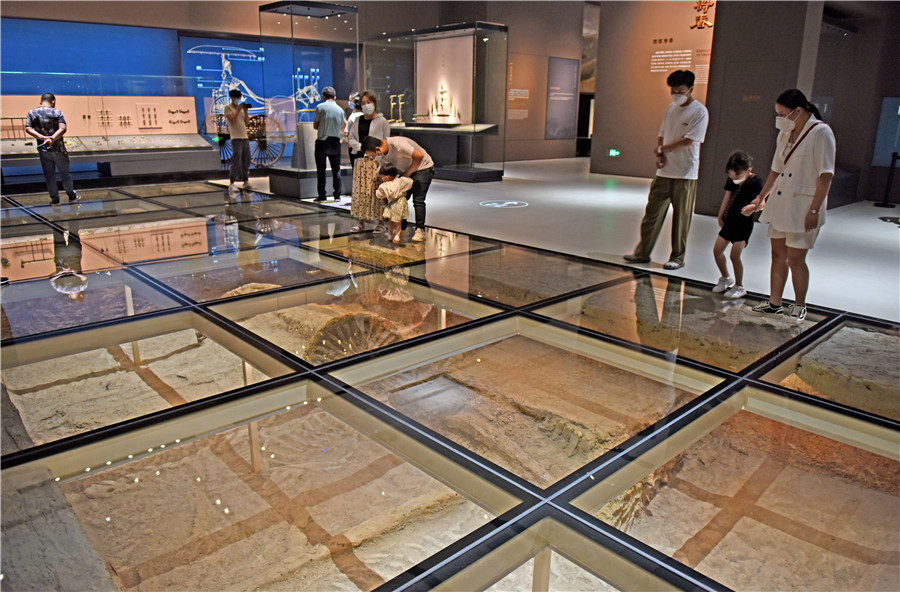 淮南市民在寿县安徽楚文化博物馆内了解车马坑发掘场景。陈彬摄