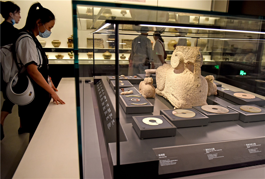 淮南市民在寿县安徽楚文化博物馆内欣赏国宝玉器。陈彬摄