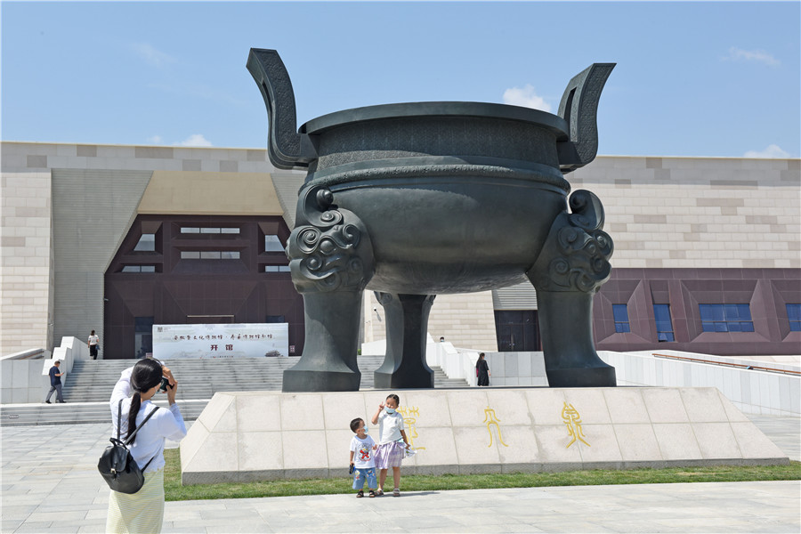 安徽楚文化博物馆正式开馆，市民参观拍照留念。陈彬摄