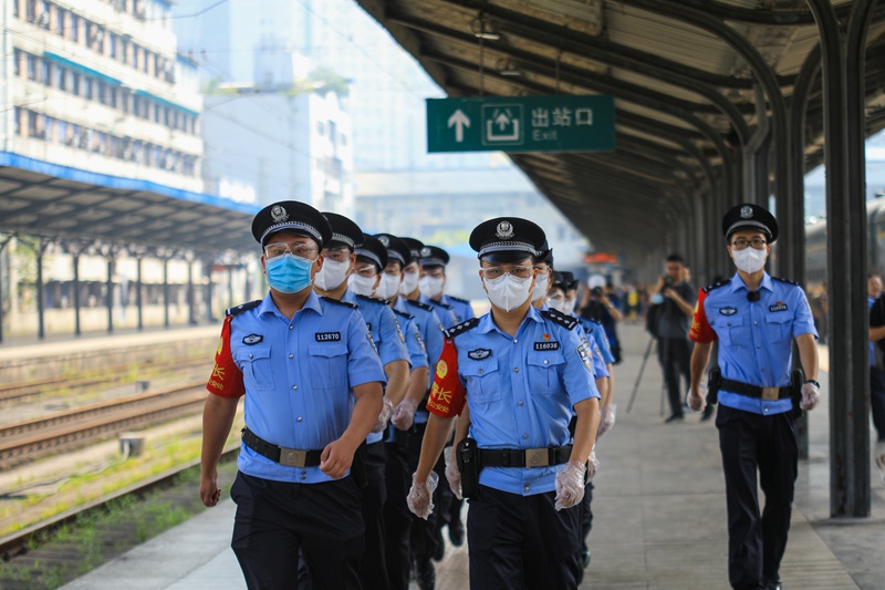 重庆铁路公安保障旅客出行安全。徐沁康 摄