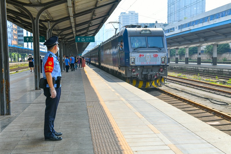 6月19日，一辆列车开出菜园坝火车站，不少市民专程买票进站打卡留念。邹乐 摄