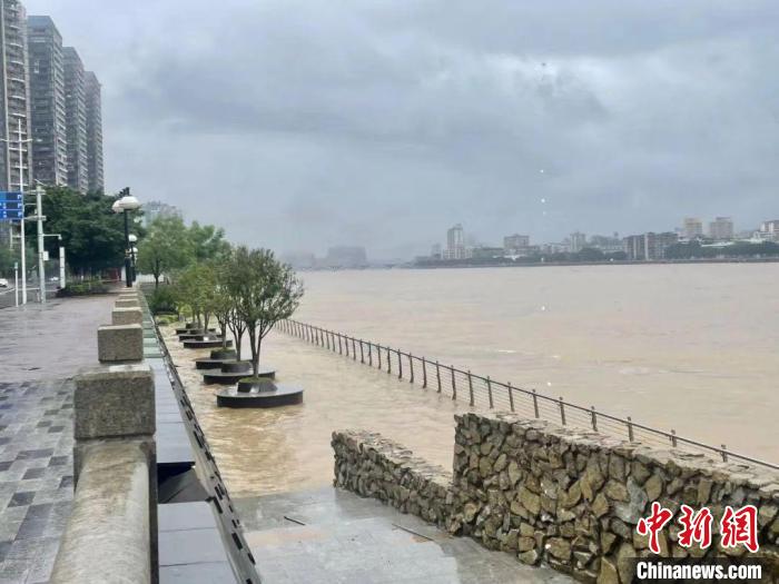 韶乐广场亲水平台被淹。　冯兆宇 摄