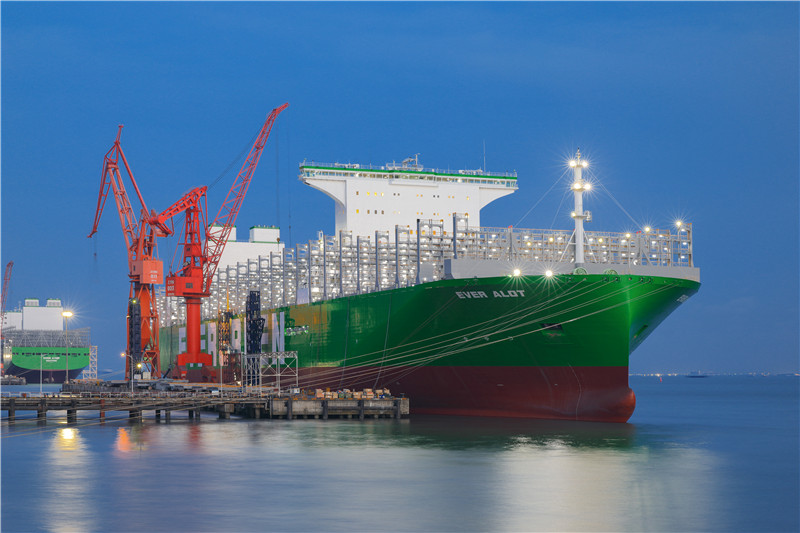 全球最大24000箱超大型集装箱船在沪交付。张黎摄