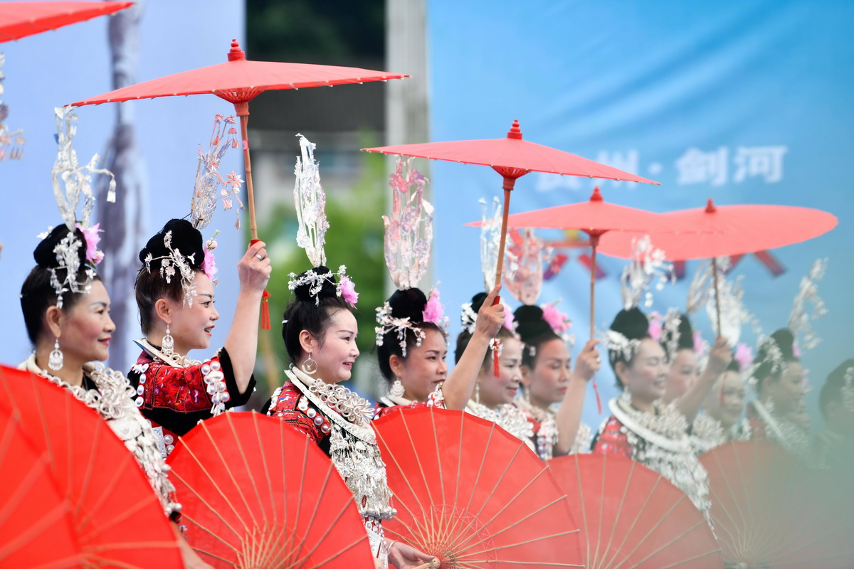 7月2日，演员在贵州省剑河县“六月六”民族文化活动中表演民族舞蹈。