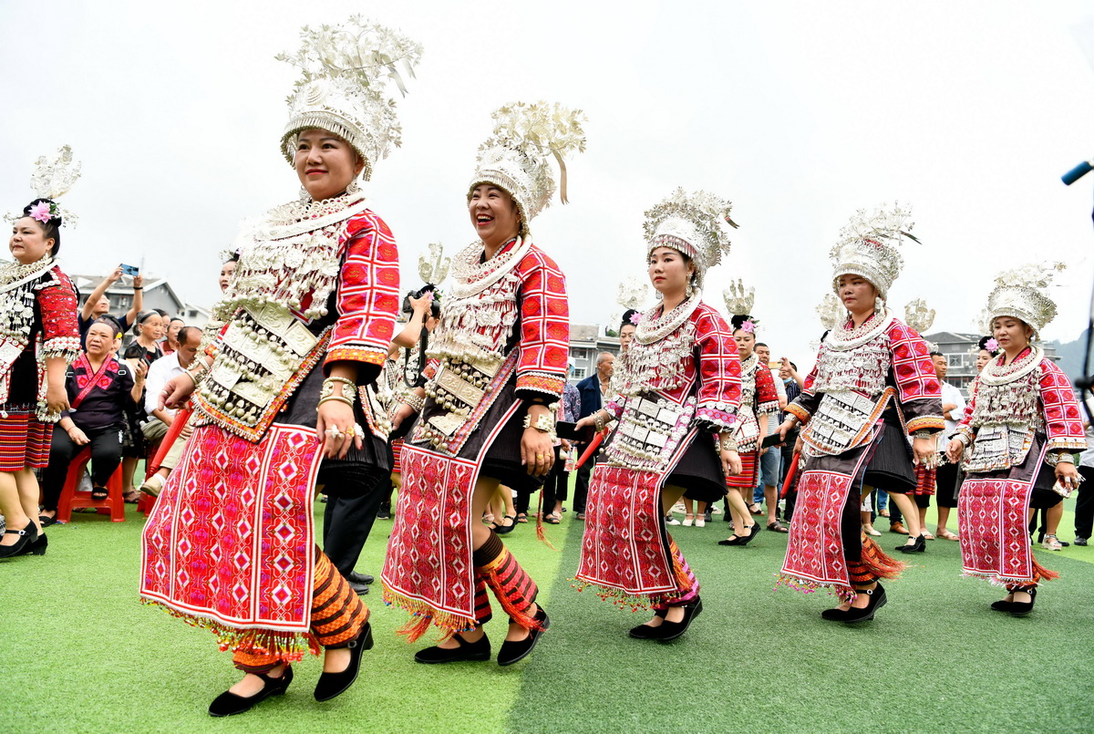 7月2日，在贵州省剑河县“六月六”民族文化活动中，少数民族群众在跳芦笙舞。