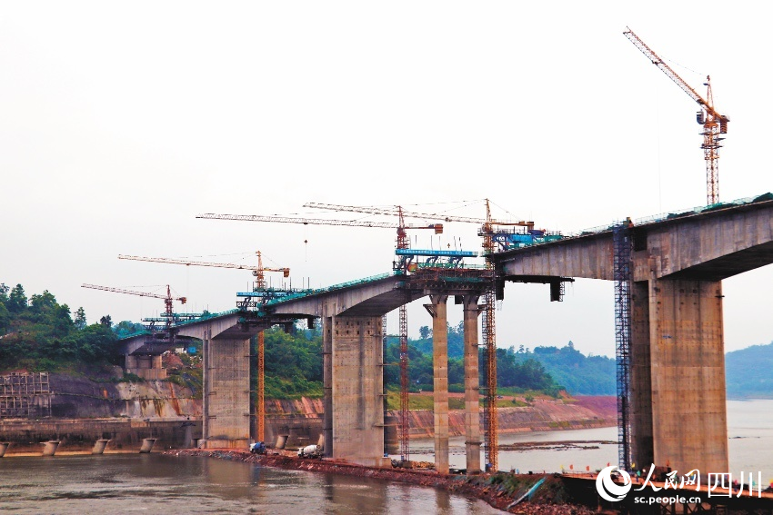 省道208线广安罗渡渠江大桥工程项目正在建设中。王林摄