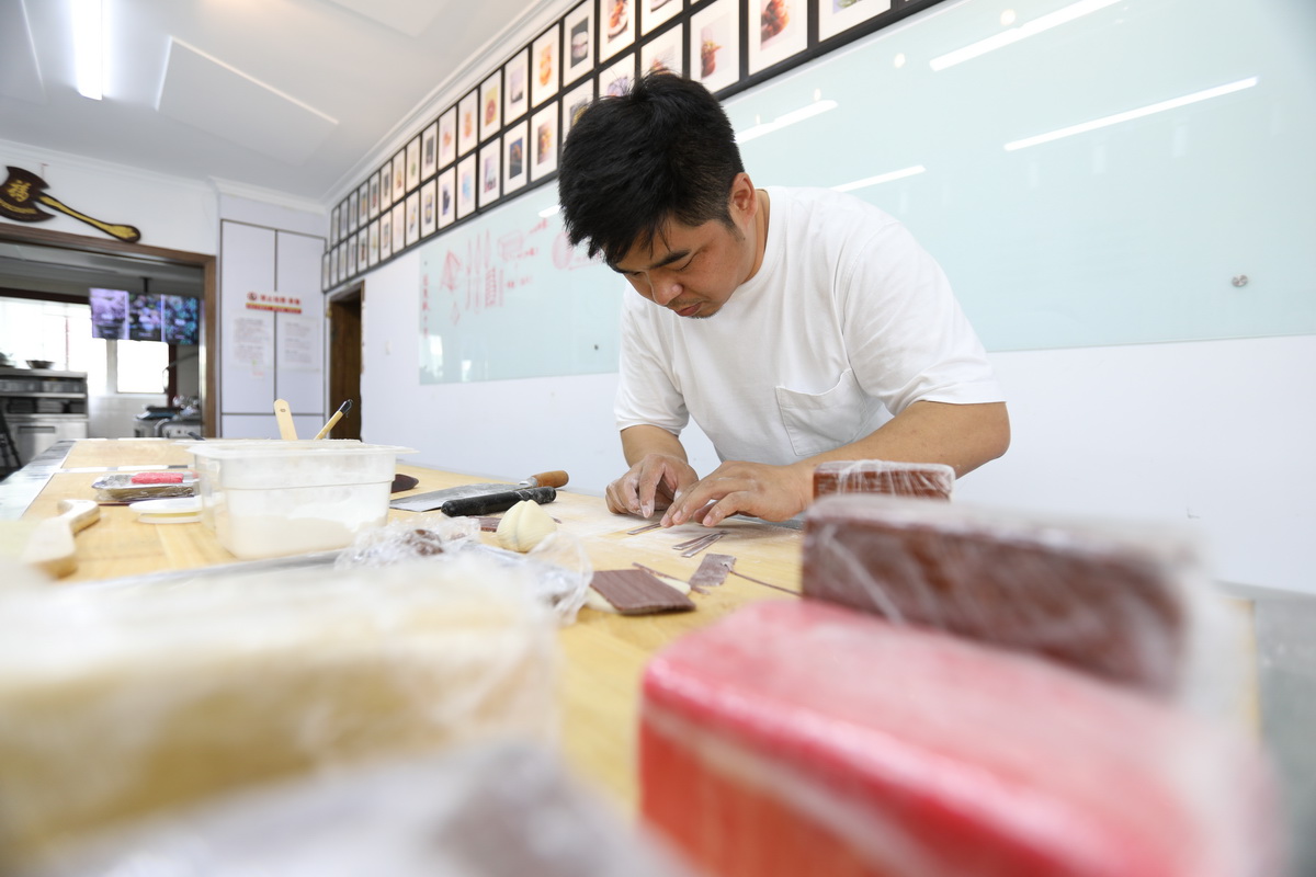 7月12日，武杨在工作室制作中式酥点。新华社记者 王乙杰 摄