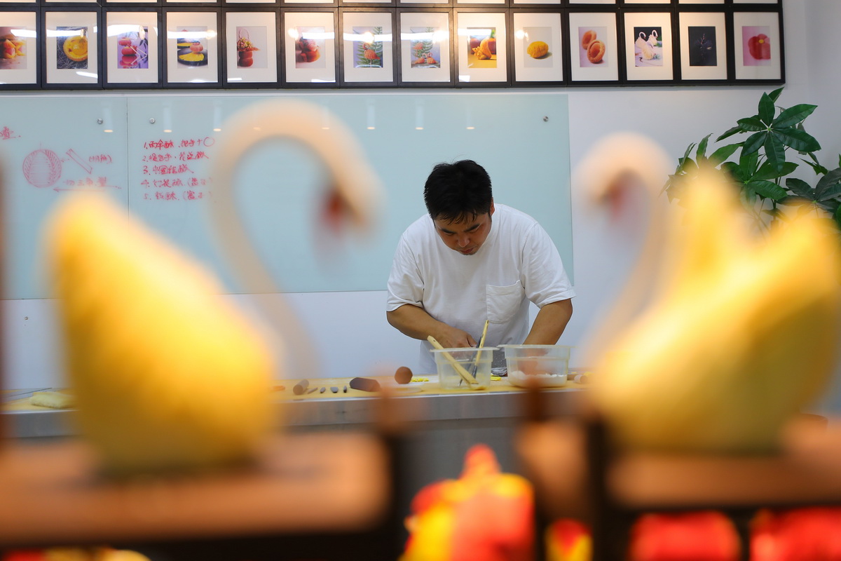 7月14日，武杨在工作室制作“醒狮酥”。新华社记者 杨青 摄