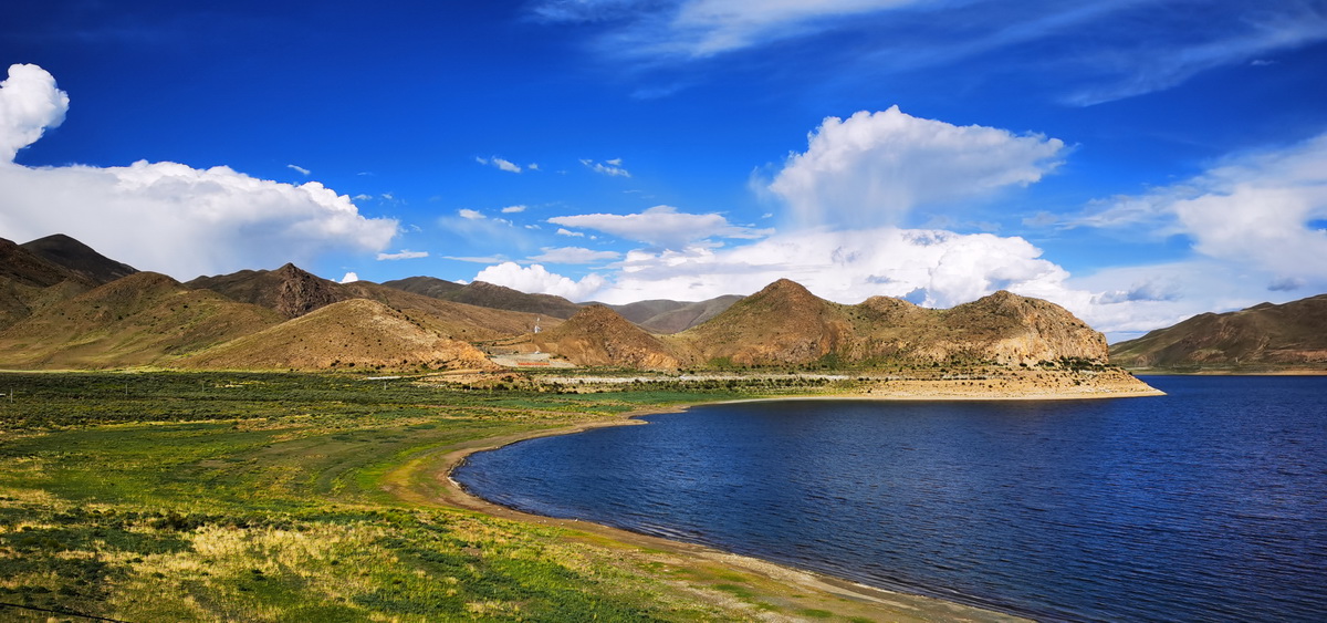 这是7月24日在西藏山南市浪卡子县拍摄的羊卓雍湖景色（手机照片）。