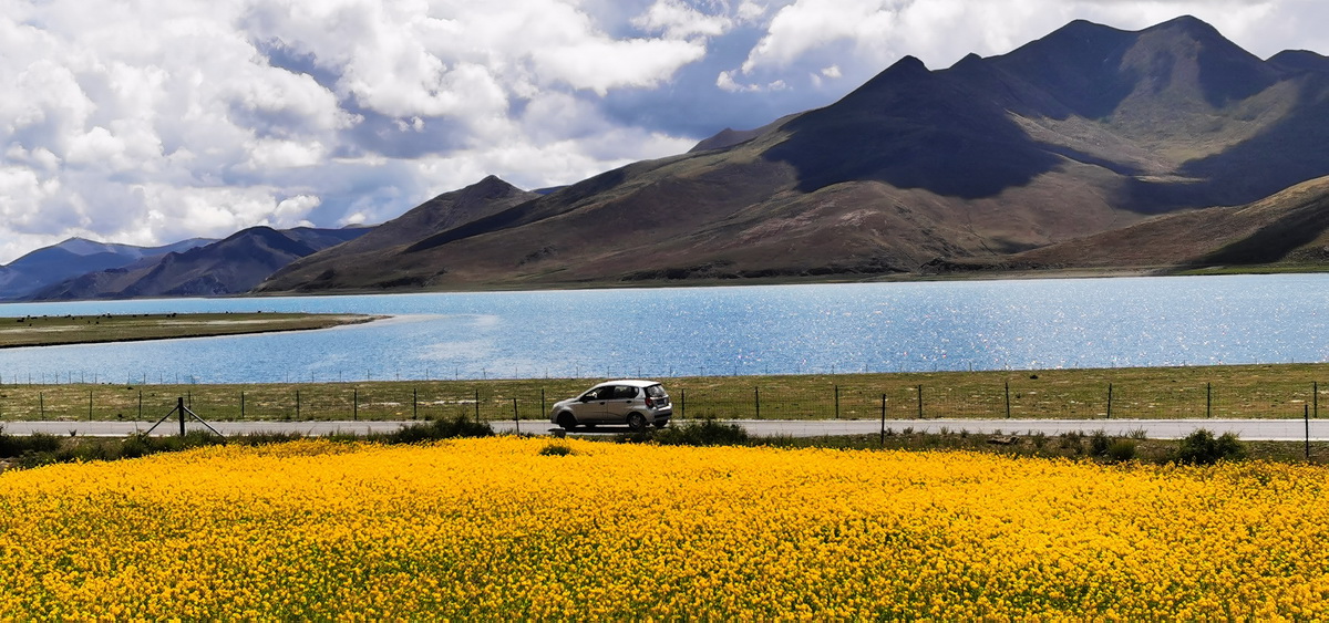 这是7月24日在西藏山南市浪卡子县拍摄的羊卓雍湖景色（手机照片）。