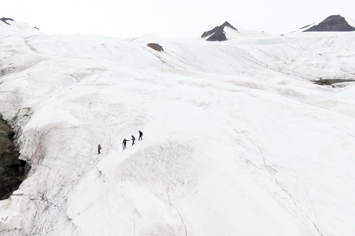 7月28日，来自长江科学院的科考队员在长江源格拉丹东雪山上（无人机照片）。