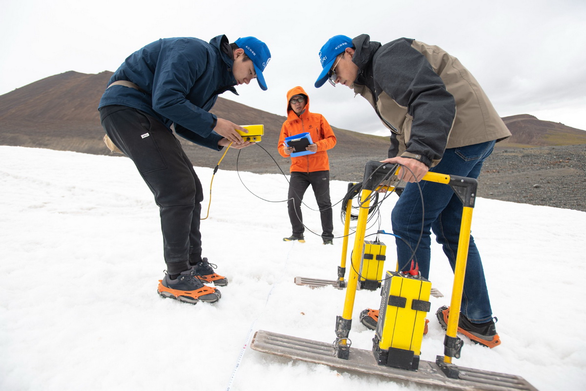 7月28日，在格拉丹东雪山，来自长江科学院的科考队员董士琦（左）、定培中（中）、范越使用地质雷达探测冰川。