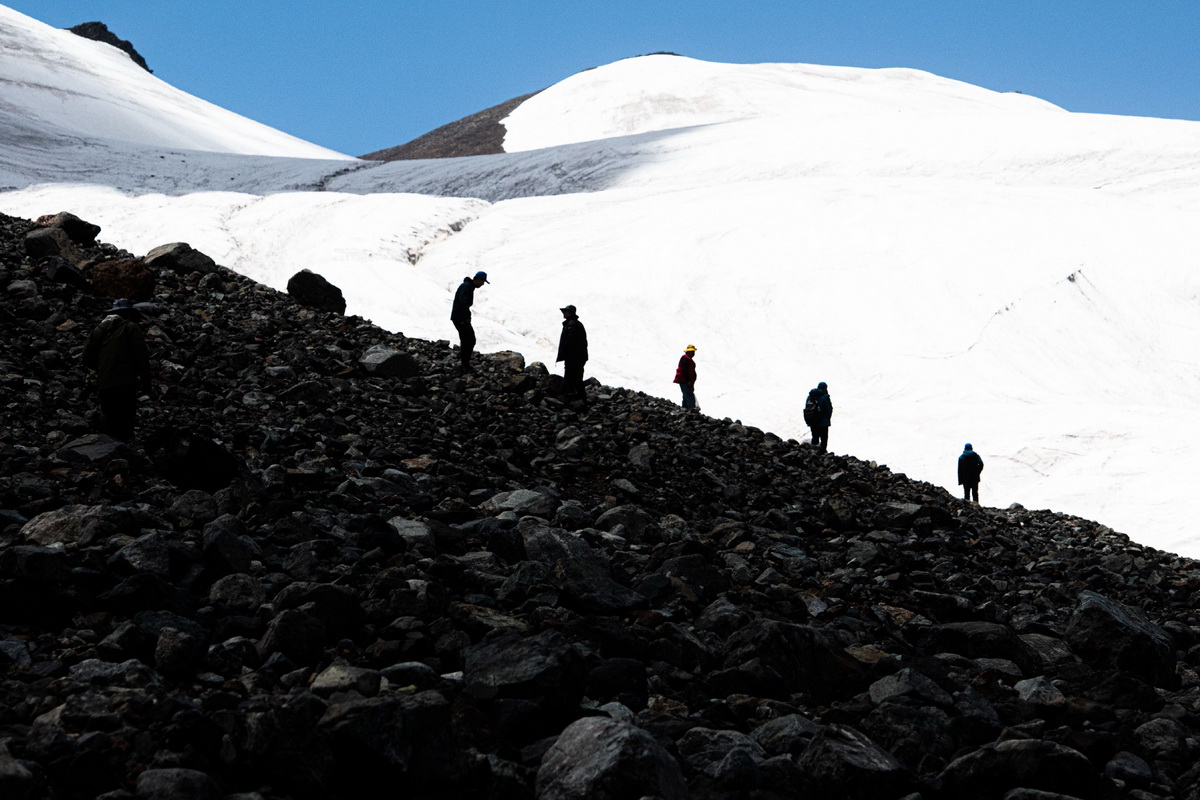 7月28日，在格拉丹东雪山，来自长江科学院的科考队员走向探测点位。