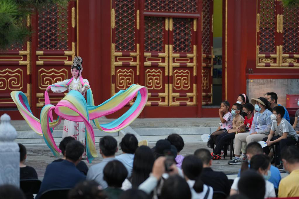 7月30日，市民游客在欣赏国家京剧院演员表演京剧《天女散花》。
