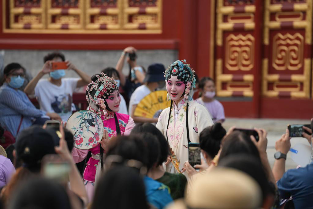 7月30日，市民游客在欣赏北方昆曲剧院演员柴亚玲（右）表演昆曲《游园惊梦》。