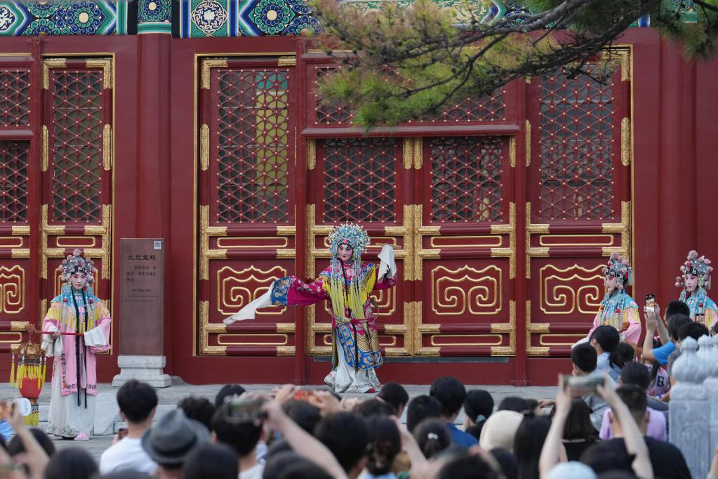 7月30日，市民游客在欣赏国家京剧院演员朱虹（中）表演京剧《贵妃醉酒》。
