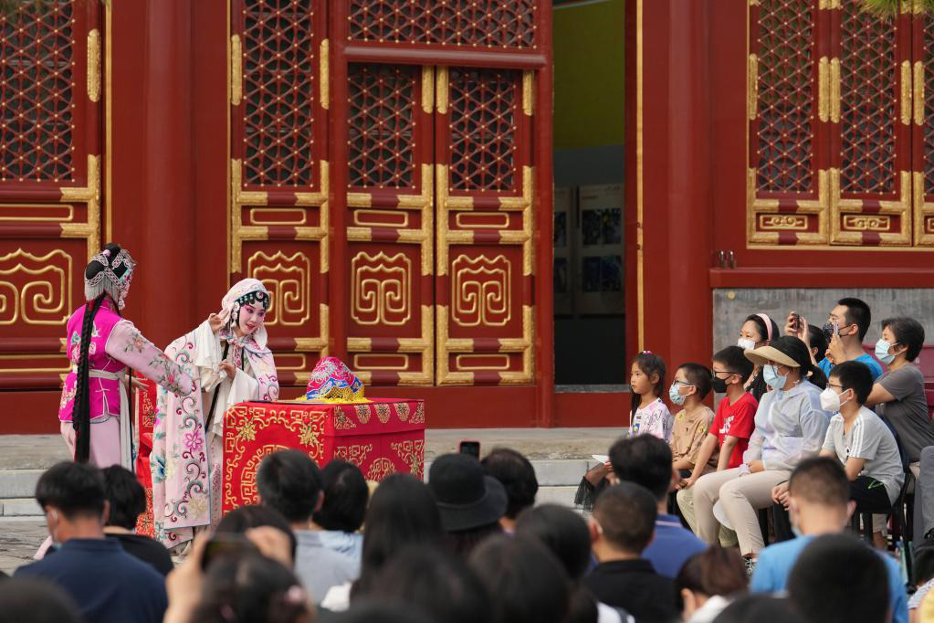 7月30日，市民游客在欣赏北方昆曲剧院演员表演昆曲《游园惊梦》。
