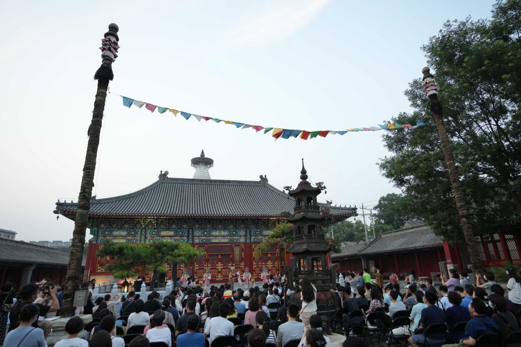 7月30日，市民游客在欣赏国家京剧院演员表演京剧《贵妃醉酒》。